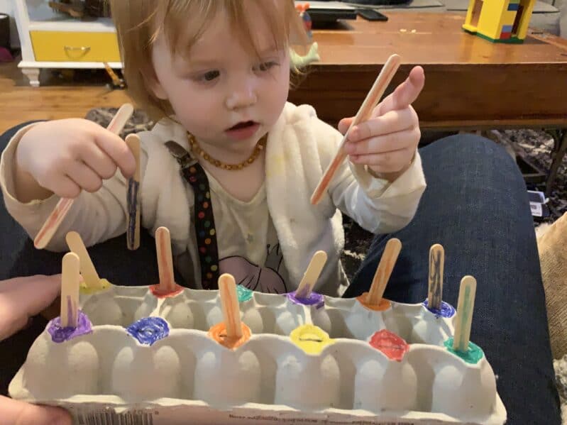 Turn recycled egg cartons into fine motor matching activities for toddlers, preschoolers and kindergarten kids with these fun ideas!