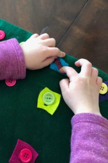 Engage your kids in learning the important dexterity life skill of buttoning with this easy no-see button board fine motor activity. It’s perfect for toddlers and preschooler.