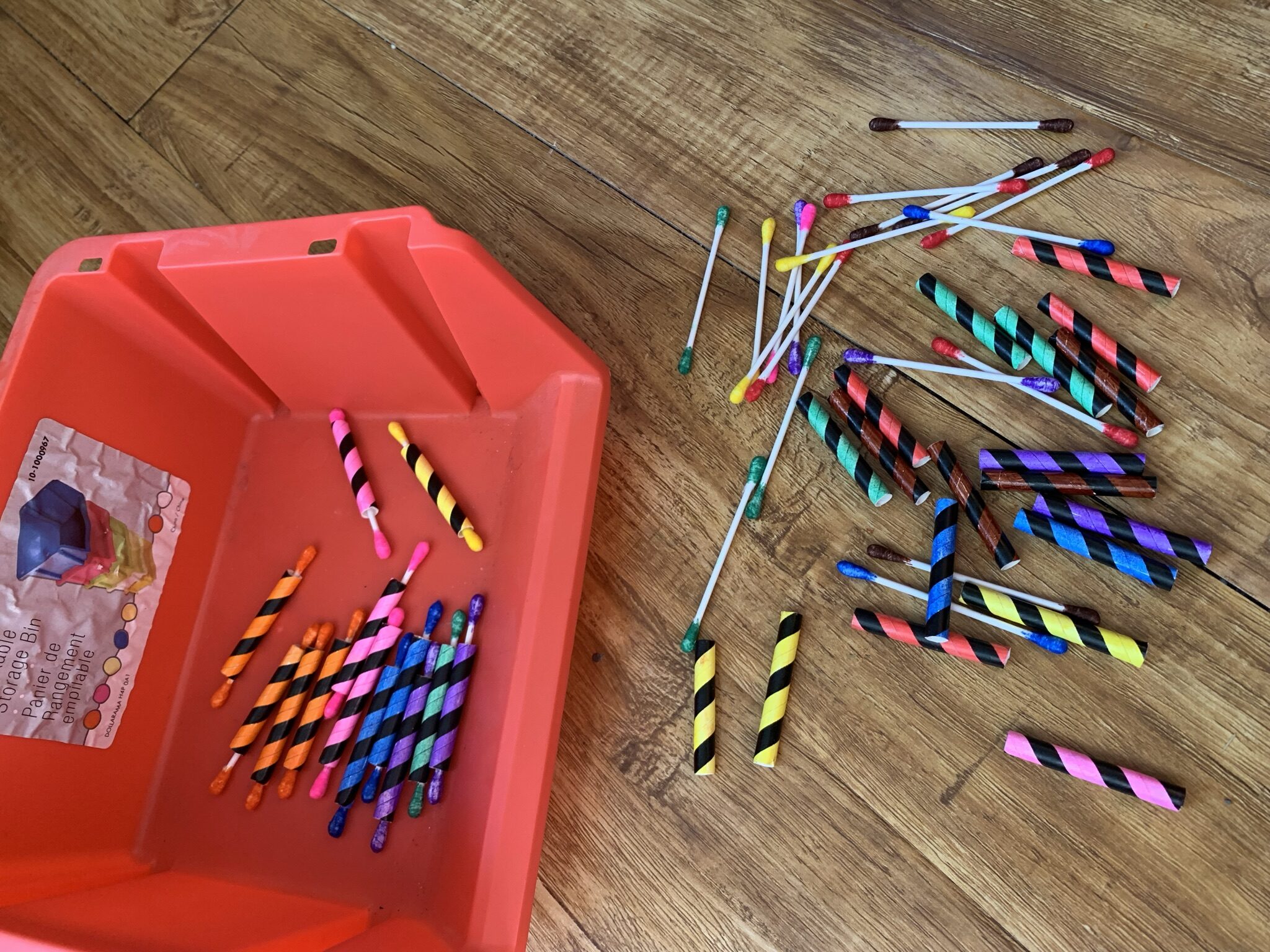 This is super simple color matching activity that’s easy to prep and perfect for 2 year olds and toddlers to work on fine motor skills too! 