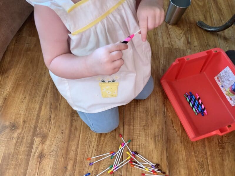 Grab paper straws, cotton swabs, markers and scissors and DIY your own color matching activity for toddlers and preschoolers.