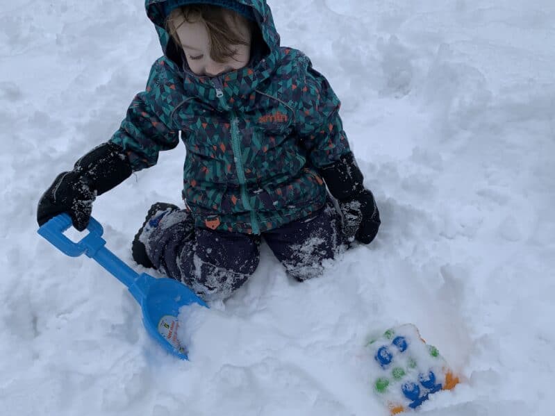 A super simple outdoor winter scavenger treasure hunt in the snow for some gross motor adventures with toddlers and preschoolers!