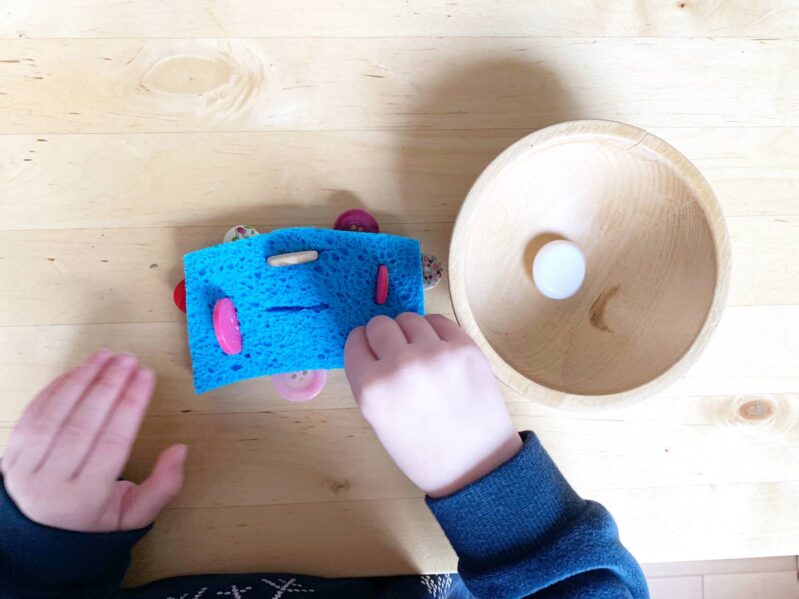 Turn a classic household sponge into a super fun and simple button busy bag with this quick and simple idea. Perfect challenge for toddlers!