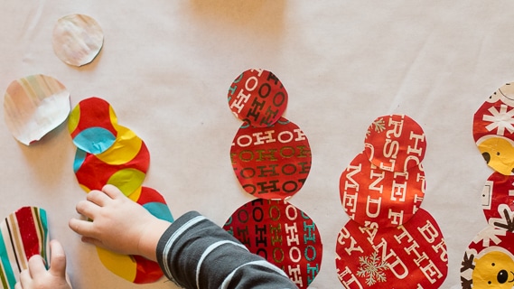 Upcycle your wrapping paper scraps into a fun and easy snowman match up activity for toddlers and preschoolers to practice sorting by size.