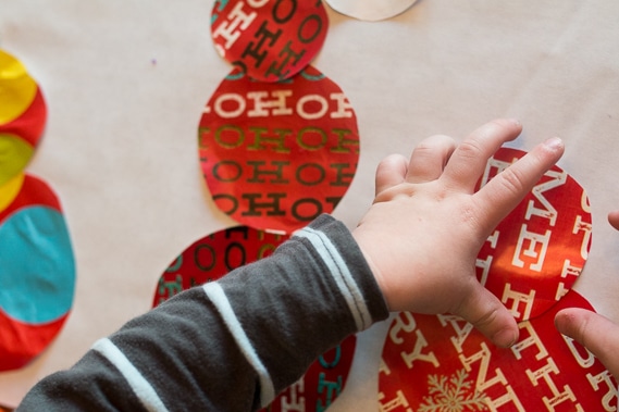 Save those tiny wrapping paper scraps and have some fun matching and sorting by sizes to make a snowman craft with your kids this holiday season!