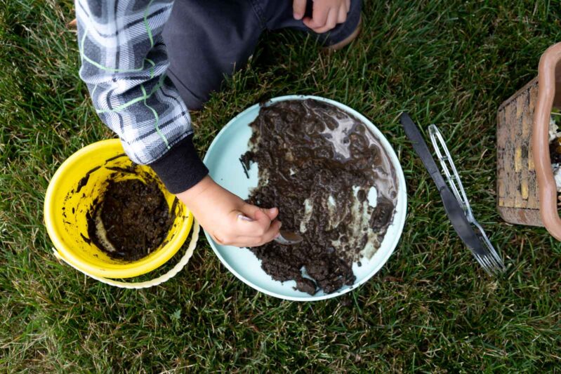 Collect nature items like grass, pinecones, flowers, and sticks along with mud and plates or frisbees to play pretend cooking and make pizzas for some easy outdoor sensory fun.