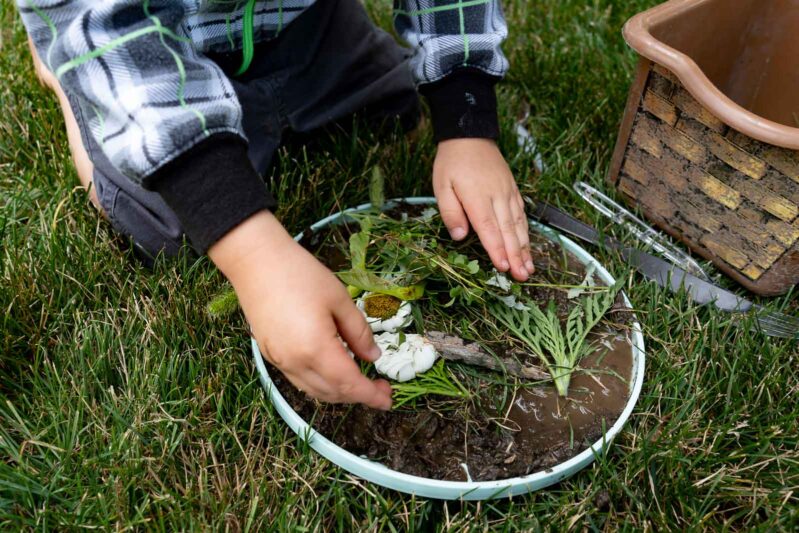 Collect nature items like grass, pinecones, flowers, and sticks along with mud and plates or frisbees to play pretend cooking and make pizzas for some easy outdoor sensory fun.