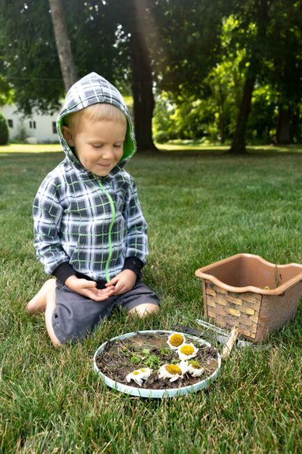 Have some creative sensory fun cooking pretend pizza outdoors with mud and nature items with your preschoolers! What else will the pizza parlour sell?