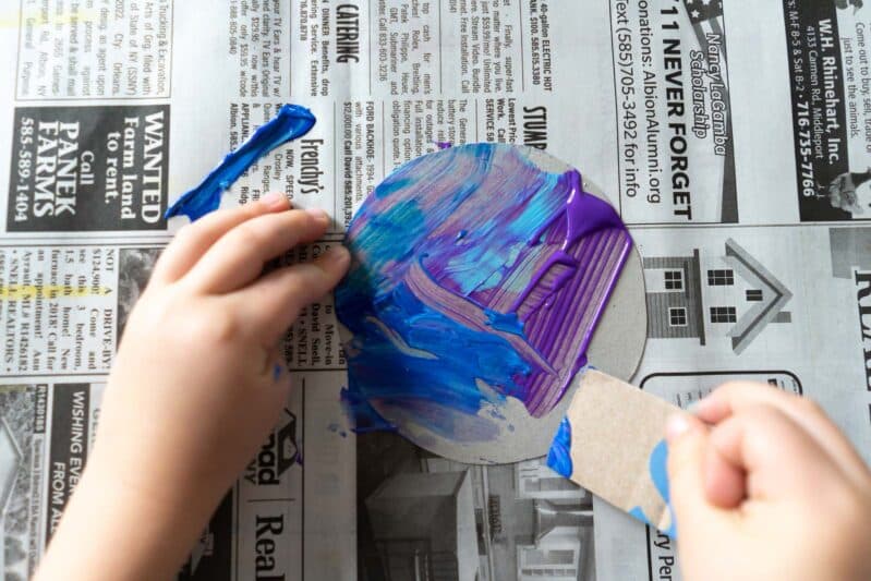 Toddlers and preschoolers will have a blast making lovely scrape art and then crafting it into a beautiful and sparkly garland to decorate for any holiday or occasion.