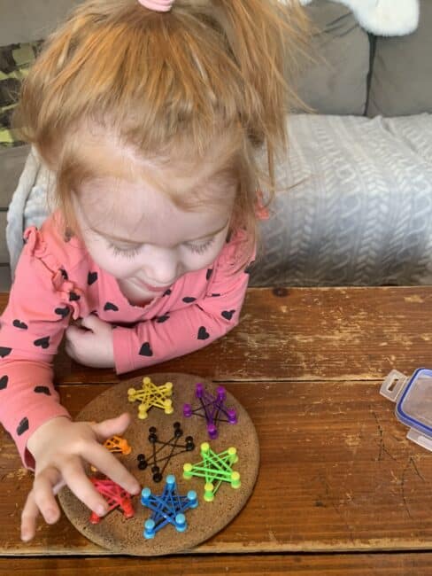 Let the creativity soar with this super simple DIY geoboard that is perfect for toddlers to increase fine motor skills and learn simple shapes like stars.