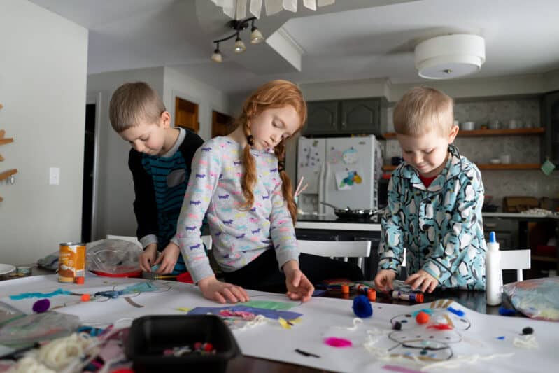 fun indoor craft activity that is great for the whole family to do together!