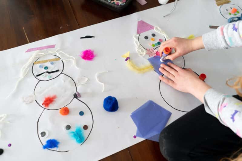 This adorable snowman project can brighten even the gloomiest of winter days! Trace, color, decorate, and get crafty with your toddlers and preschoolers!