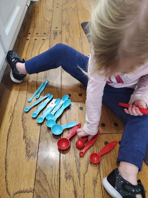 Sort measuring spoons from biggest to smallest by nesting them together. Great no prep activity to help toddlers and preschoolers work on fine motor and special recognition at home!