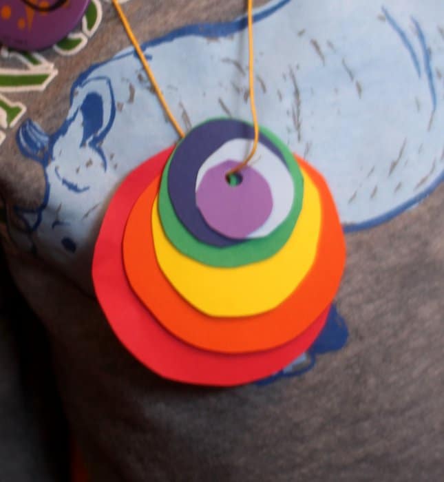 Sorting circles activity to make a rainbow necklace craft - great for toddlers learning about sizes.