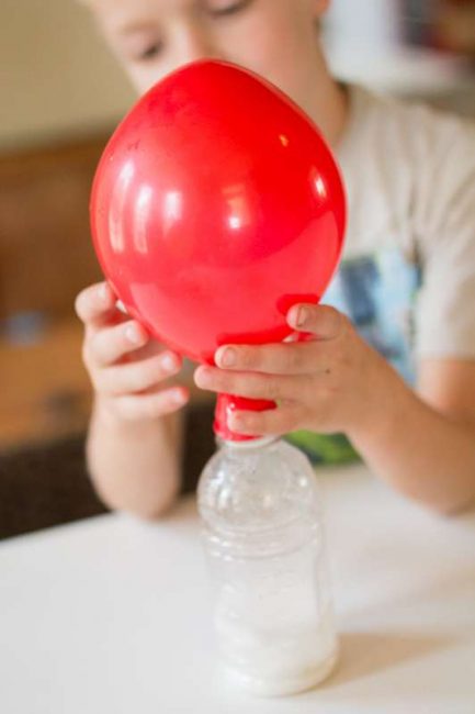 Blowing up a balloon with baking soda and vinegar - this is so much fun!!