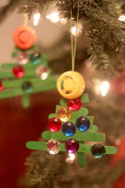 A simple family Christmas tradition - making Christmas crafts