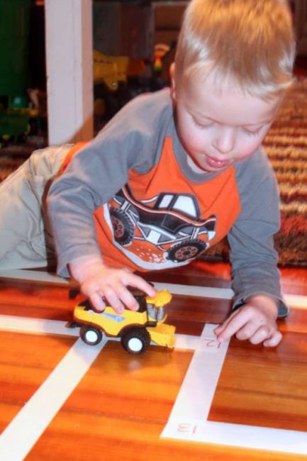 Preschoolers count through the number maze