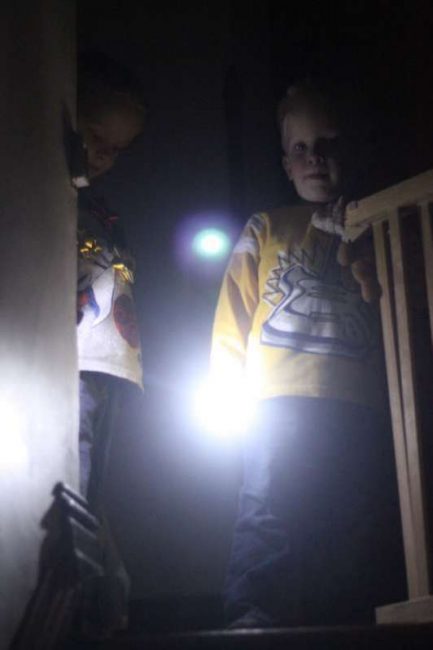 Set out on a flashlight scavenger hunt to find Christmas bows!