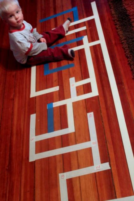 A number maze to practice counting and recognizing numbers - for kids learning to count