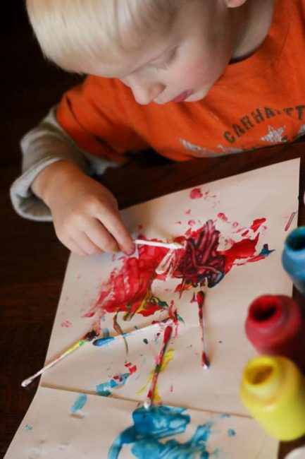 A simple art activity for kids to do -- paint with Q-tips!