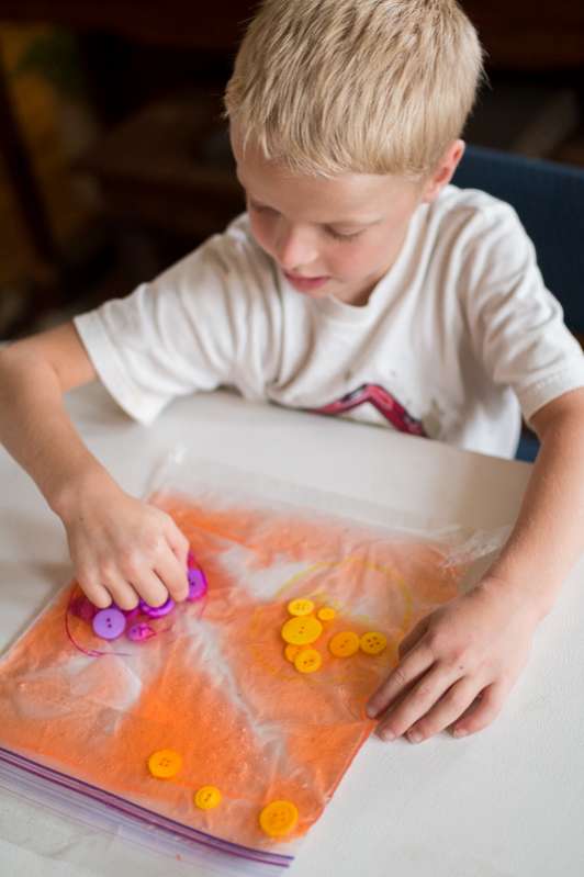 A color sorting sensory bag for learning colors (and a fine motor activity too!)