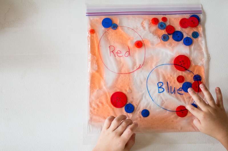 A color sorting sensory bag for learning colors (and a fine motor activity too!)