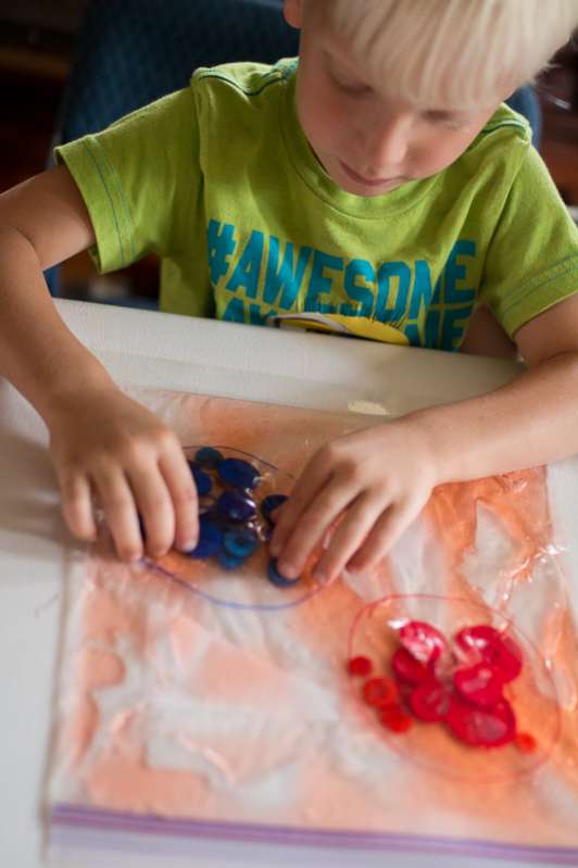 A color sorting sensory bag for learning colors (and a fine motor activity too!)