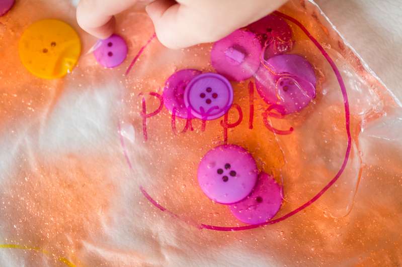 A color sorting sensory bag for learning colors (and a fine motor activity too!)