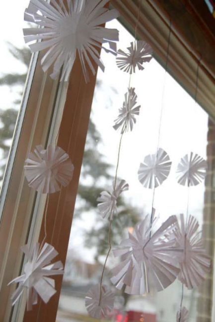 Make a snowflake garland with these easy snowflakes for kids to cut!
