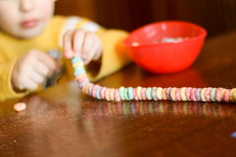Making a Fruit Loop necklace is such a simple way to entertain the kids!
