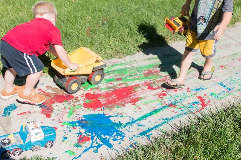 Preschoolers can get creative with gross motor activities too! It's called BIG ART!