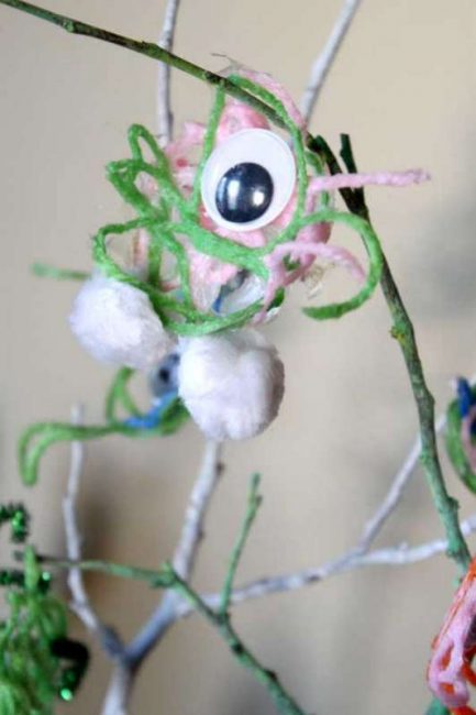 One-eyed yarn monsters craft for kids